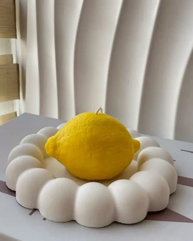 Qiri në formë limoni mbi tabaka të bardhë me flluska