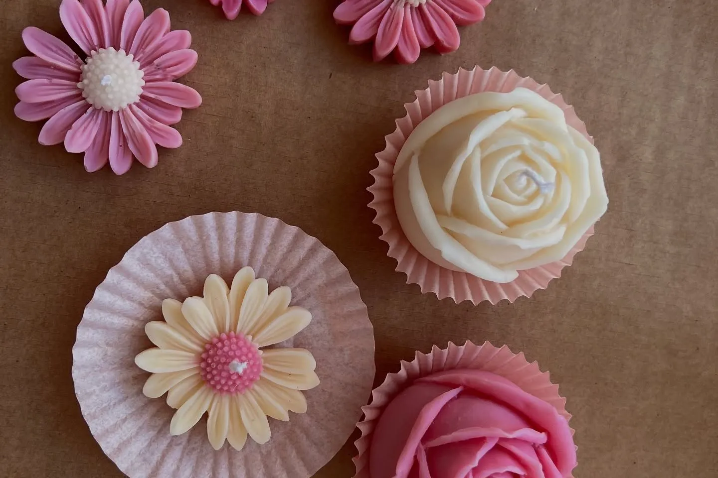 Qirinj lule rozë dhe krem në forma cupcake